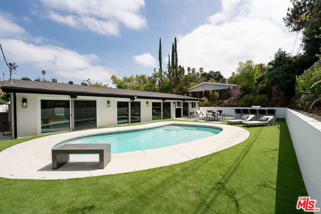 20748 Burbank Boulevard, Woodland Hills, CA 91367