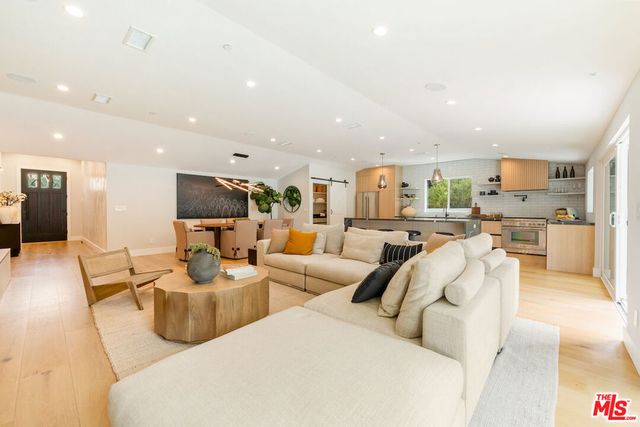 20748 Burbank Boulevard, Woodland Hills, CA 91367