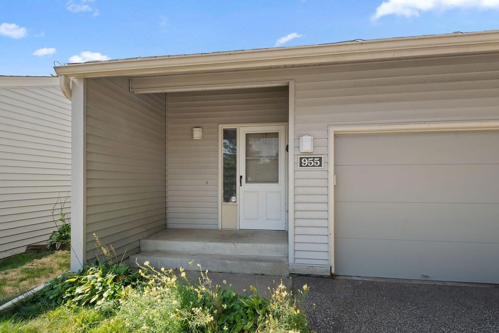 955 Monterey Court N, Shoreview, MN 55126