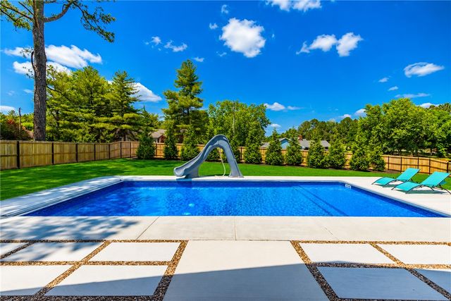 2613 W Green Acres Road, Rogers, AR 72758