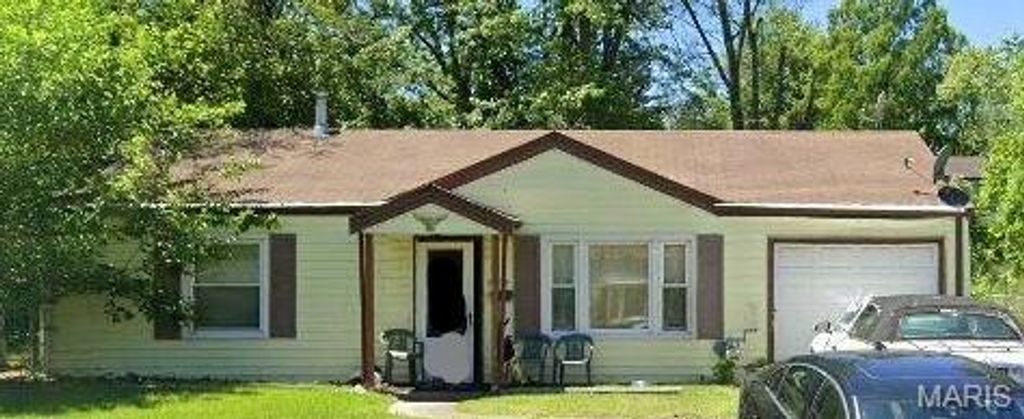 9813 Dennis Drive, St Louis, MO 63136