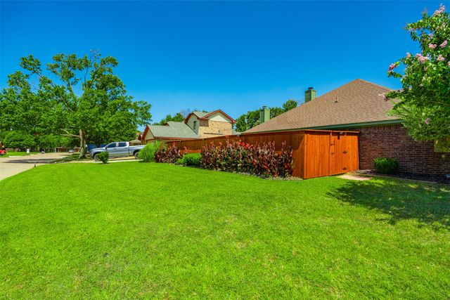 1221 Eagle Lake Drive, Azle, TX 76020