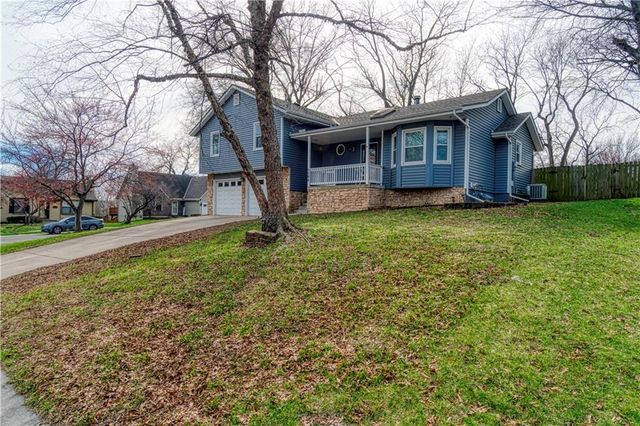 1104 NE Country Lane, Lee's Summit, MO 64086