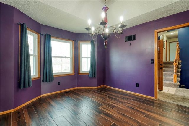 1104 NE Country Lane, Lee's Summit, MO 64086