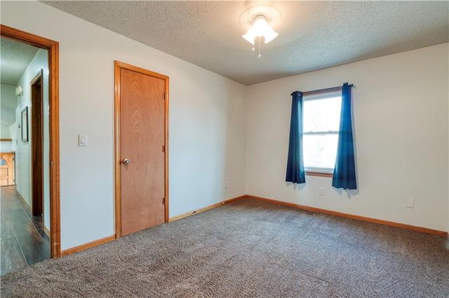 1104 NE Country Lane, Lee's Summit, MO 64086