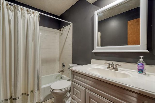 1104 NE Country Lane, Lee's Summit, MO 64086