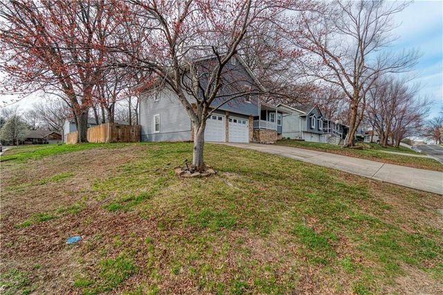 1104 NE Country Lane, Lee's Summit, MO 64086