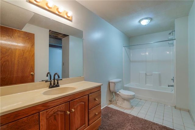 1104 NE Country Lane, Lee's Summit, MO 64086