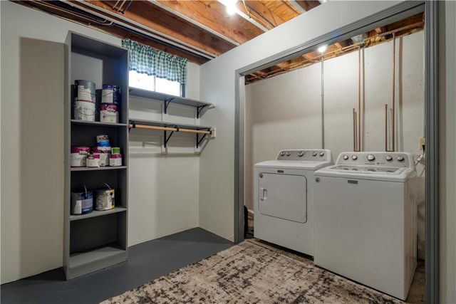 1104 NE Country Lane, Lee's Summit, MO 64086