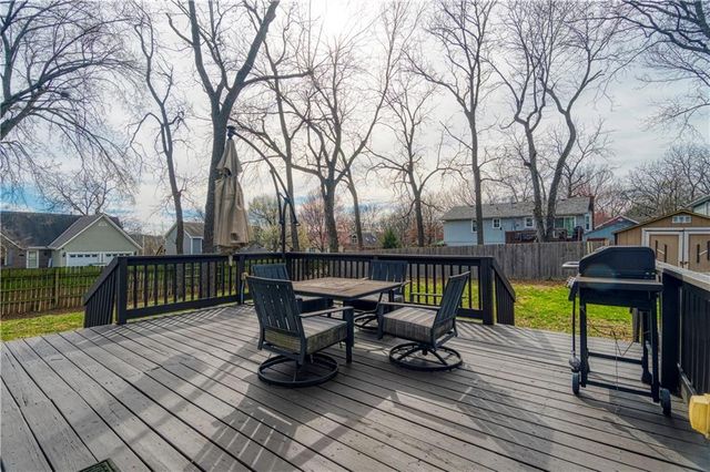 1104 NE Country Lane, Lee's Summit, MO 64086