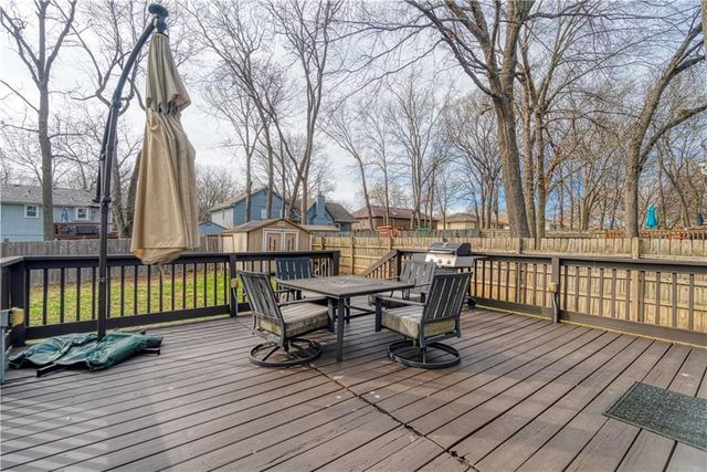 1104 NE Country Lane, Lee's Summit, MO 64086