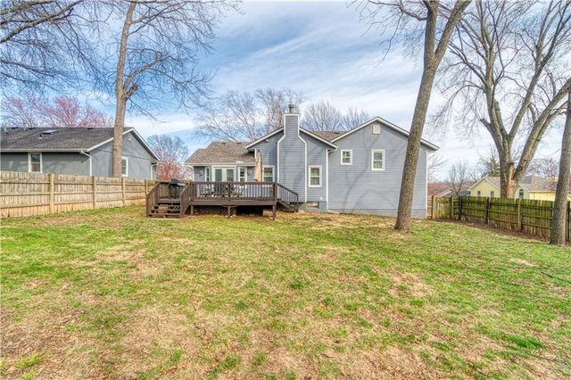 1104 NE Country Lane, Lee's Summit, MO 64086