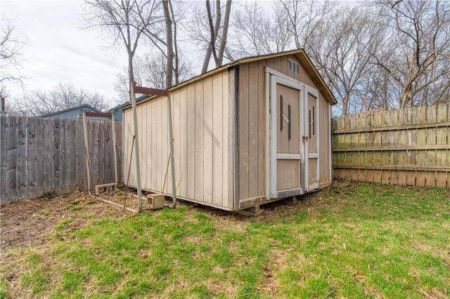 1104 NE Country Lane, Lee's Summit, MO 64086