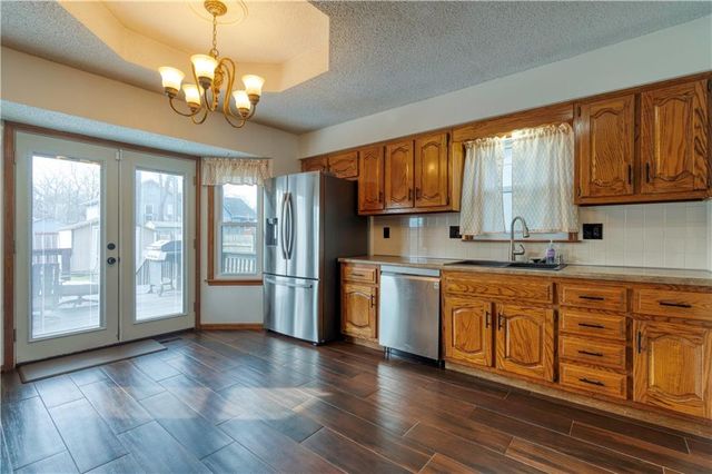 1104 NE Country Lane, Lee's Summit, MO 64086