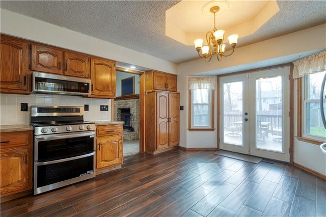 1104 NE Country Lane, Lee's Summit, MO 64086