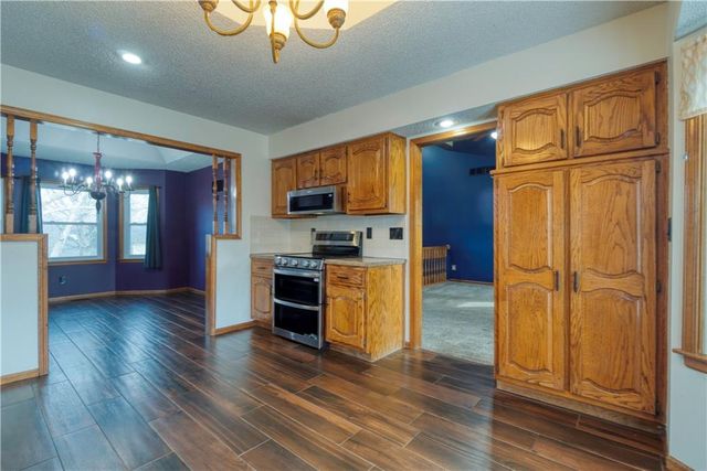 1104 NE Country Lane, Lee's Summit, MO 64086