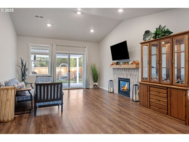 16610 PINE CREEK Dr, La Pine, OR 97739