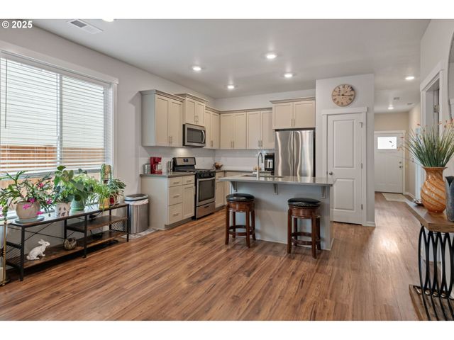 16610 PINE CREEK Dr, La Pine, OR 97739