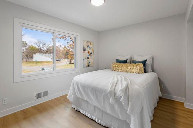 7838 Dunmore Road, Woodbury, MN 55125