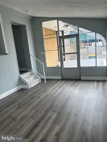 2151 READING, Reading, PA 19609