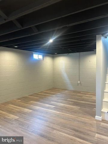 2151 READING, Reading, PA 19609