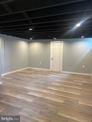 2151 READING, Reading, PA 19609