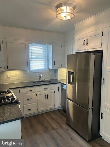 2151 READING, Reading, PA 19609