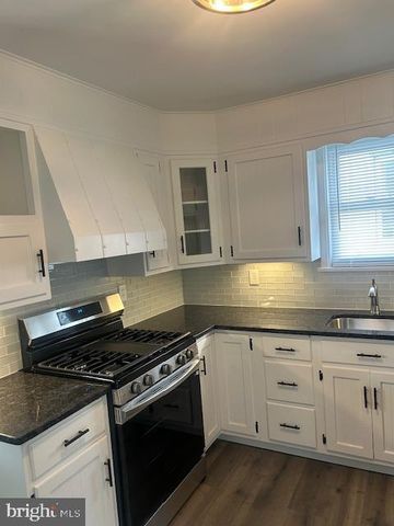 2151 READING, Reading, PA 19609