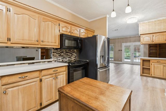 1616 Avenue R, Huntsville, TX 77340