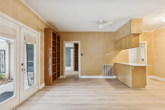 1616 Avenue R, Huntsville, TX 77340