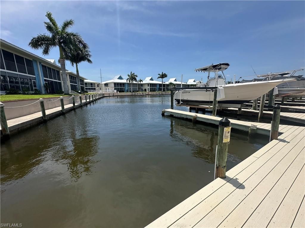 Image 17 of property listing at 4116 SE 20th PL 102, Cape Coral, FL 33904