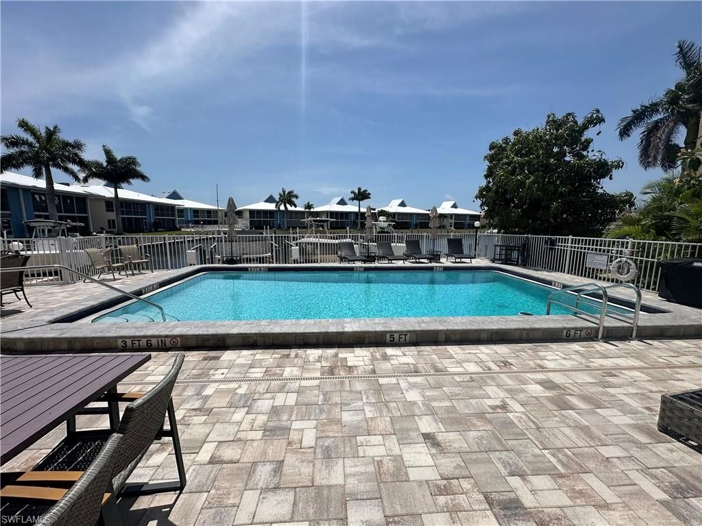 Image 20 of property listing at 4116 SE 20th PL 102, Cape Coral, FL 33904