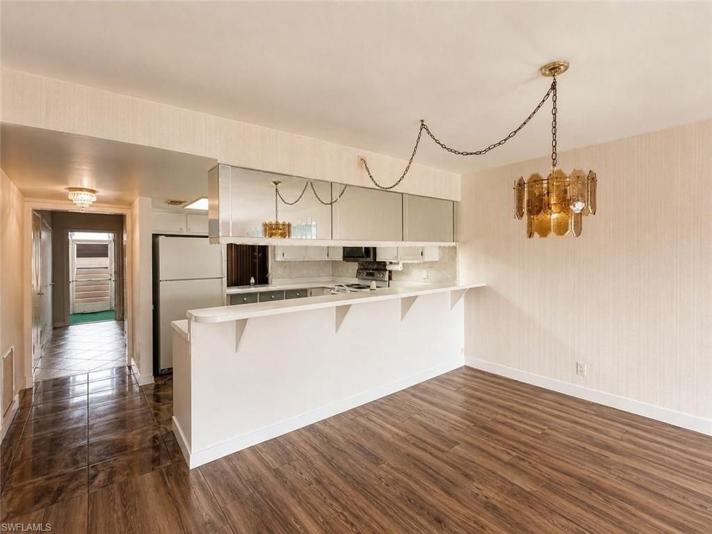 Image 7 of property listing at 4116 SE 20th PL 102, Cape Coral, FL 33904
