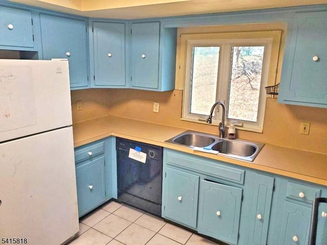 52 Valley View Rd, High Bridge Boro, NJ 08829