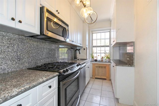 90 Knightsbridge Road 4J, Great Neck, NY 11021