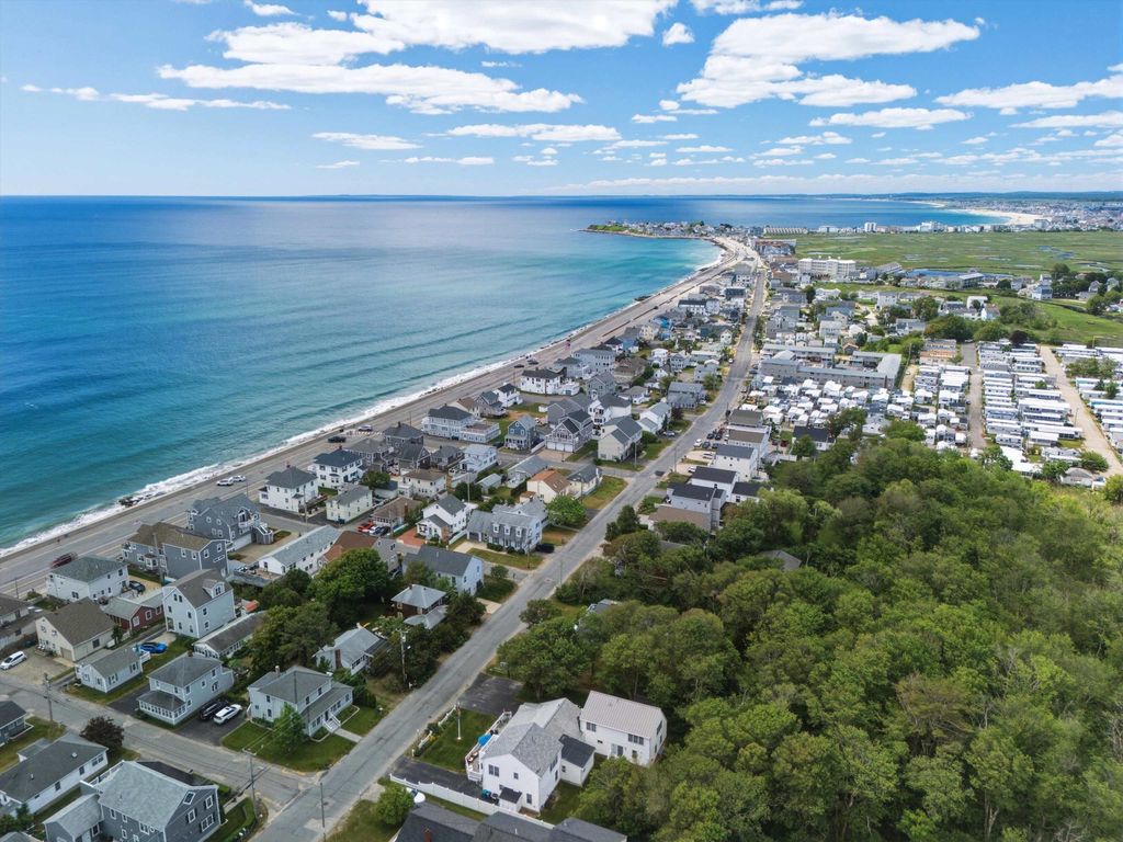 Image 12 of property listing at 90 Kings Highway, Hampton, NH 03842