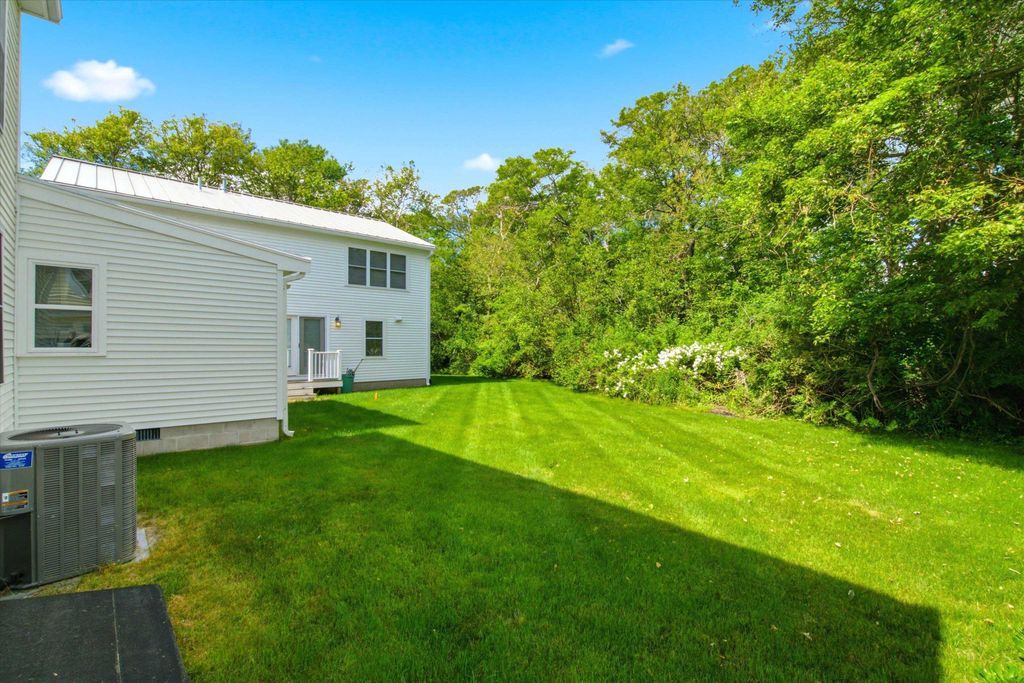 Image 4 of property listing at 90 Kings Highway, Hampton, NH 03842