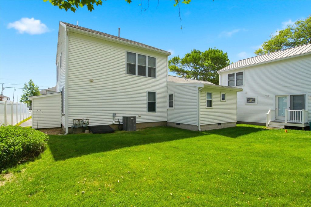 Image 5 of property listing at 90 Kings Highway, Hampton, NH 03842