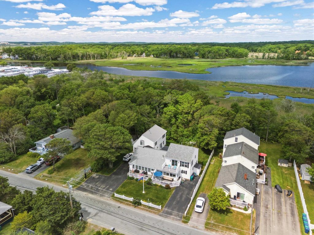 Image 8 of property listing at 90 Kings Highway, Hampton, NH 03842