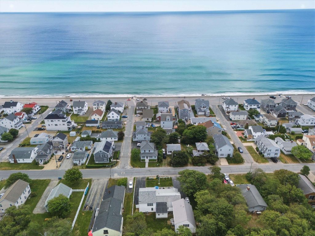 Image 10 of property listing at 90 Kings Highway, Hampton, NH 03842