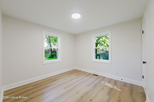 2706 Pioneer Rd, Louisville, KY 40216