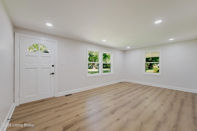 2706 Pioneer Rd, Louisville, KY 40216