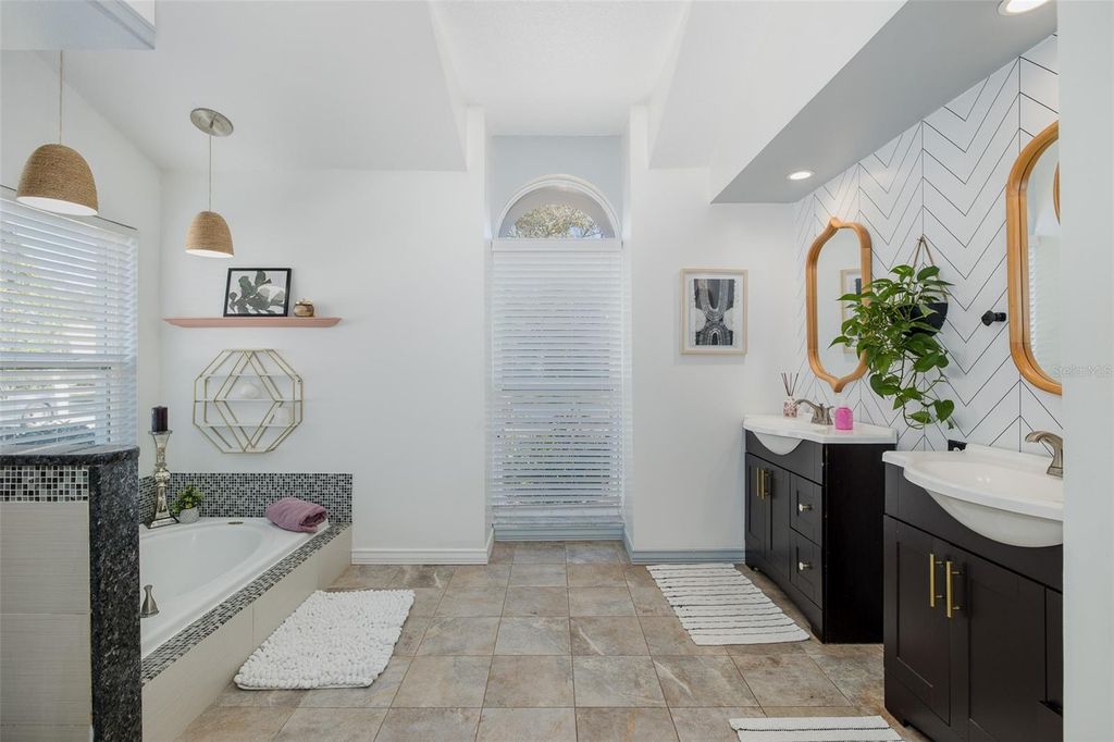 Image 13 of property listing at 17304 CARRIAGE WAY, Odessa, FL 33556