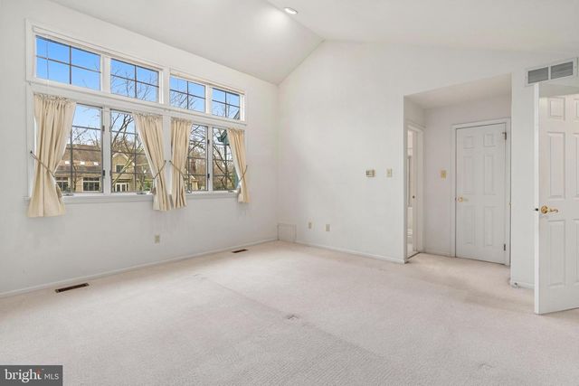 11 STURBRIDGE CT, Lambertville, NJ 08530