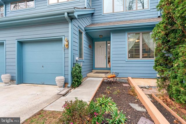 11 STURBRIDGE CT, Lambertville, NJ 08530