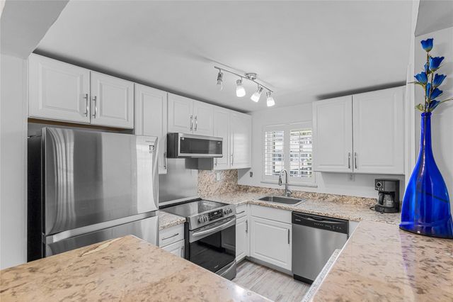 490 SE 19th Avenue 203, Pompano Beach, FL 33060