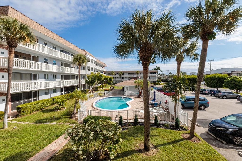 490 SE 19th Avenue 203, Pompano Beach, FL 33060