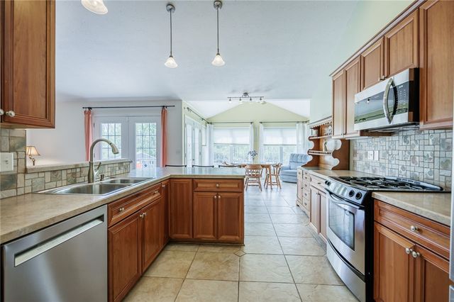 83 Arborway Ln Lane, Greece, NY 14612