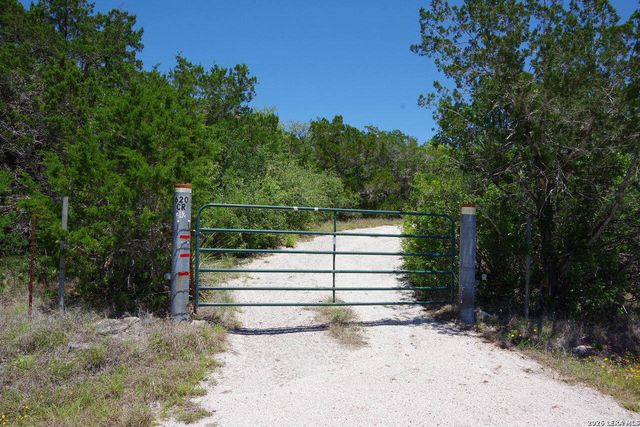 620 County Road 242, Hondo, TX 78861