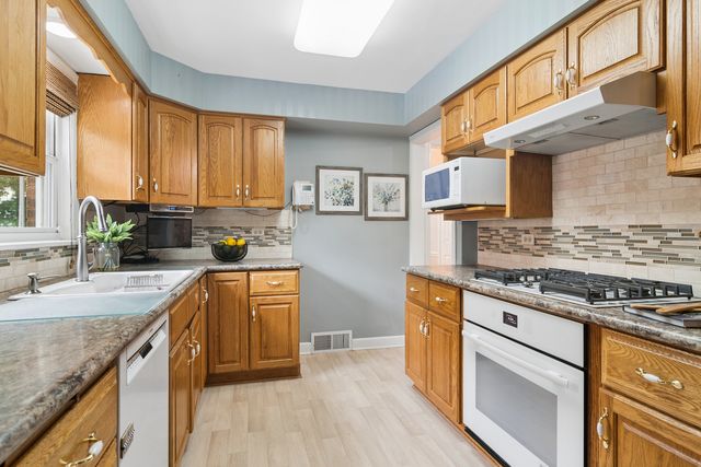 501 N Douglas Avenue, Arlington Heights, IL 60004